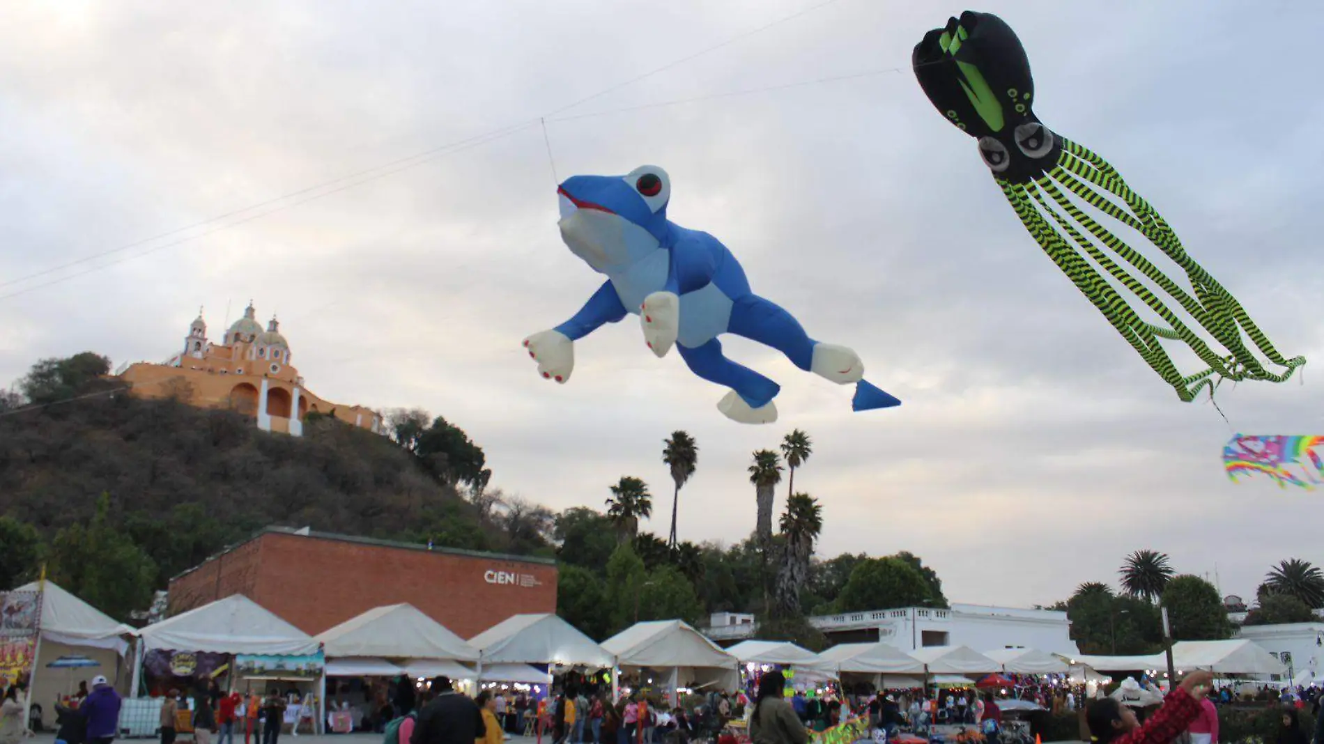 Lluvia retrasa por cuatro horas el Festival Volarte en Cholula